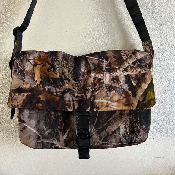 BAGGU Nylon Messenger Bag in Photo Forest - Picture 3 of 9